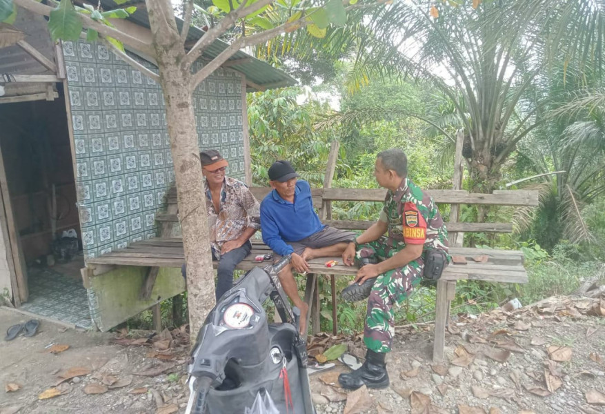 Babinsa Gunung Malelo Bersama Warga Komsos di Pinggir Jalan