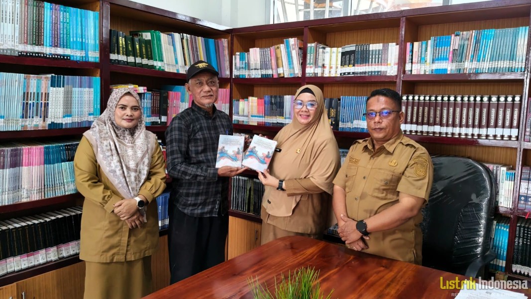 Diperpusda Rokan Hilir Terima Hibah Buku Novel Fiksi Langsung dari Penulisnya