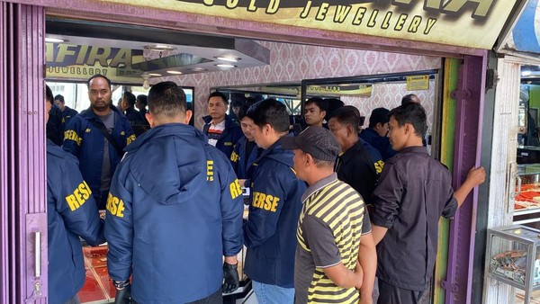 Polda Riau Geledah Toko Diduga Jual Hasil PETI, Ratusan Gram Emas Disita