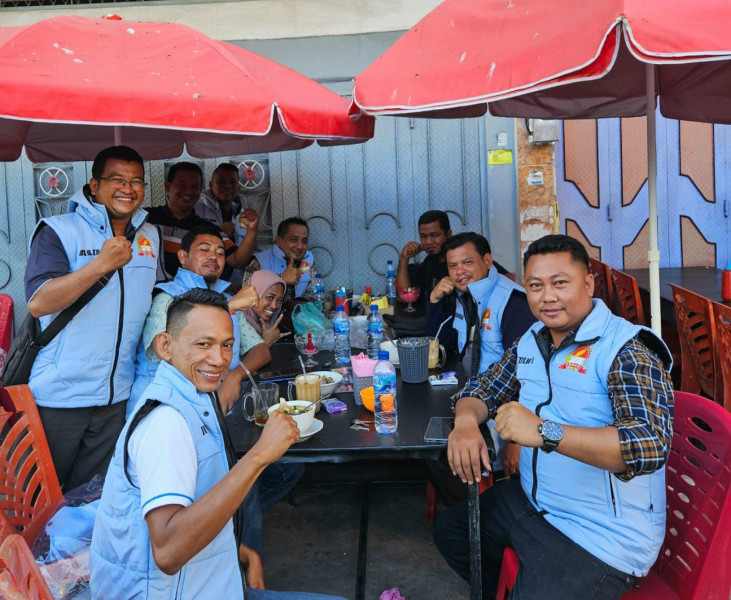 DPP PKKWACI Bagikan Baju Rompi Untuk Menunjang Tugas Jurnalistik Anggota Dilapangan