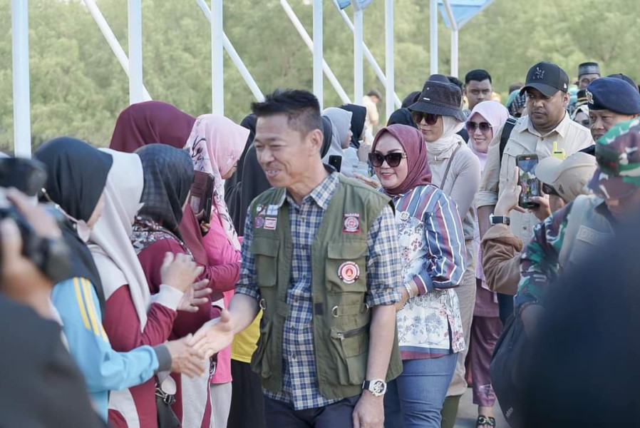 Bupati Rohil Serahkan Ratusan Paket Sembako Kepada Warga Terdampak Banjir