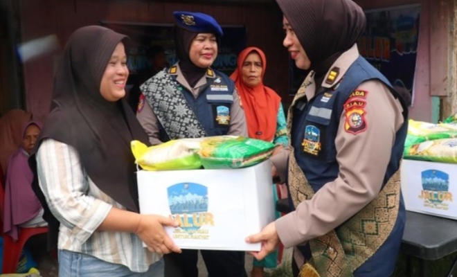 Polwan Polda Riau Berbagi Sembako ke Warga Pesisir Lewat Program JALUR