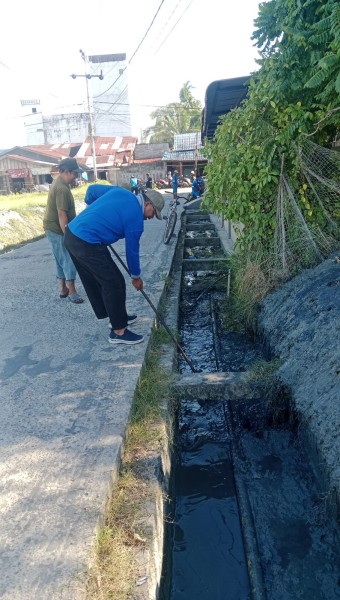Tanggulangi Malaria, Kadis DLH  Suwandi Pimpin Bersih Bersih Lingkungan