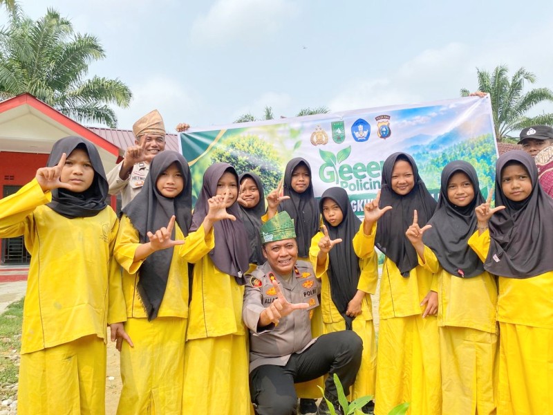 Tanamkan Cinta Lingkungan Sejak Dini, Polsek Tanah Putih Gelar Green Policing di Sekolah Dasar