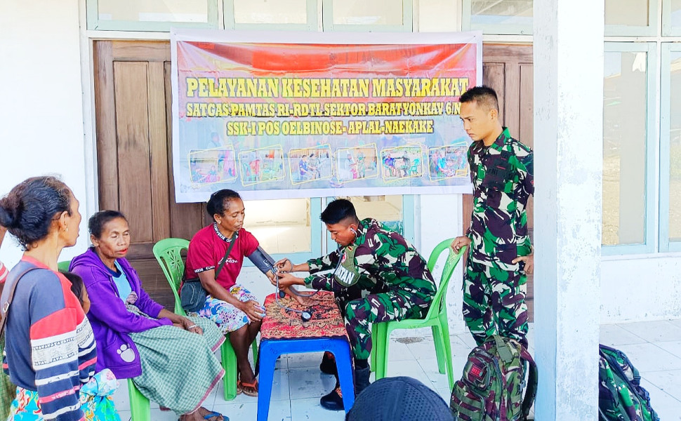 Pos Naekake Satgas Yonkav 6/Naga Karimata Layani Kesehatan Masyarakat di Pasar