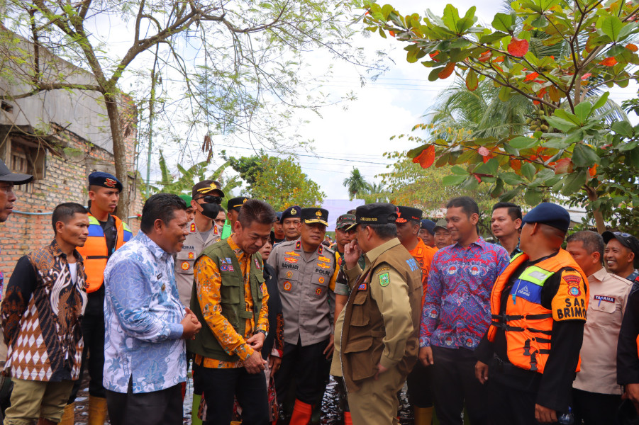 Bupati Rohil Dampingi Gubri Salurkan Bantuan Kepada Warga Terdampak Banjir
