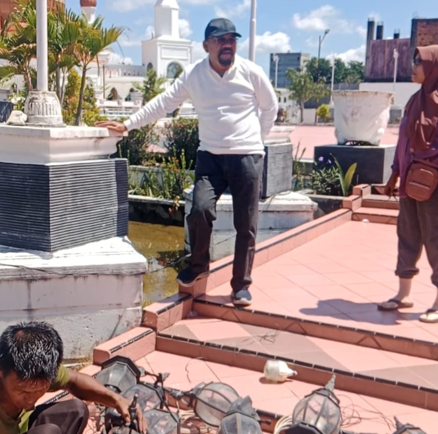 Jelang Acara Malam Renungan Suci HUT RI, DLH Rohil Bersihkan Taman Makam Pahlawan