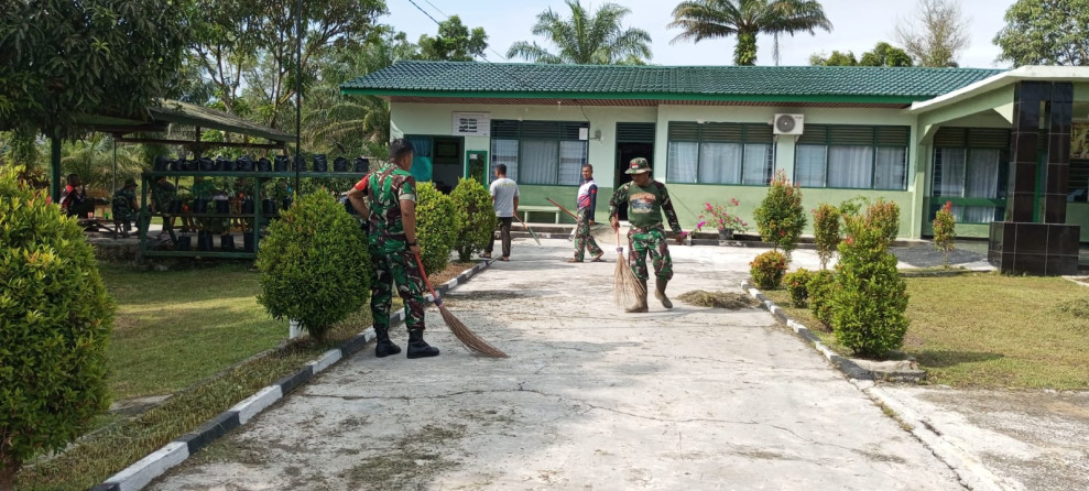 Anggota Koramil 12/XIII Koto Kampar Laksanakan Pembersihan Pangkalan