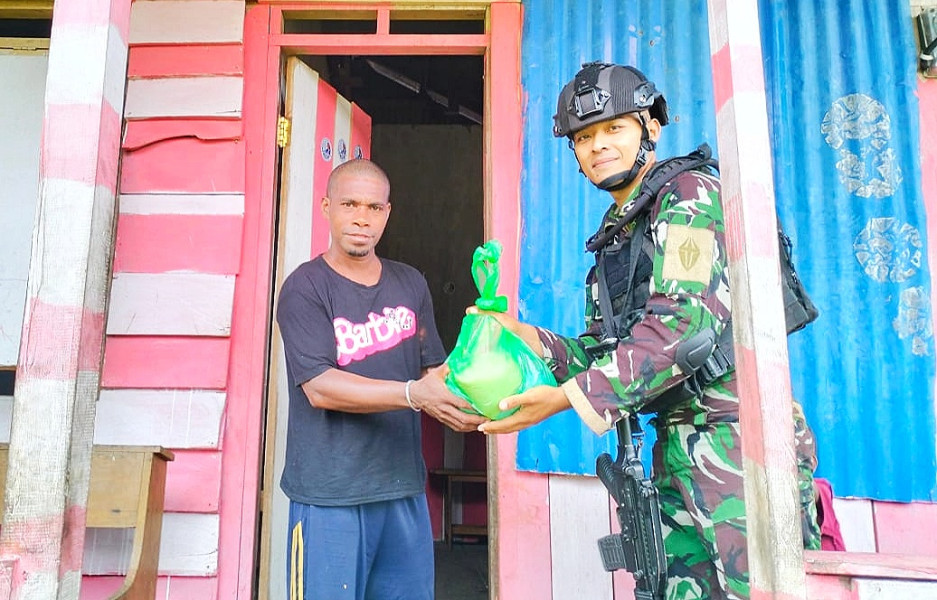 Ringankan Beban Warga Papua, Satgas Yonif 623 Bantu Sembako