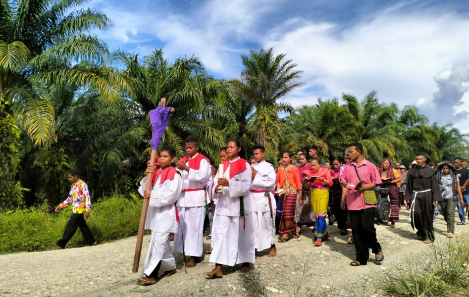 Kebersamaan Satgas Yonif 122/TS Dengan Masyarakat Perbatasan Papua Pada Perayaan Jumat Agung