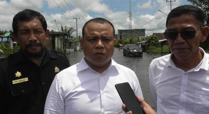 Anggota DPRD Syah Padri Tinjau Banjir di Jalan Pelabuhan Baru Kota Bagansiapiapi