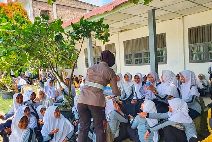 Satlantas Polres Rohil Bagikan 300 Brosur Keselamatan di SMK Nusantara Balam 21