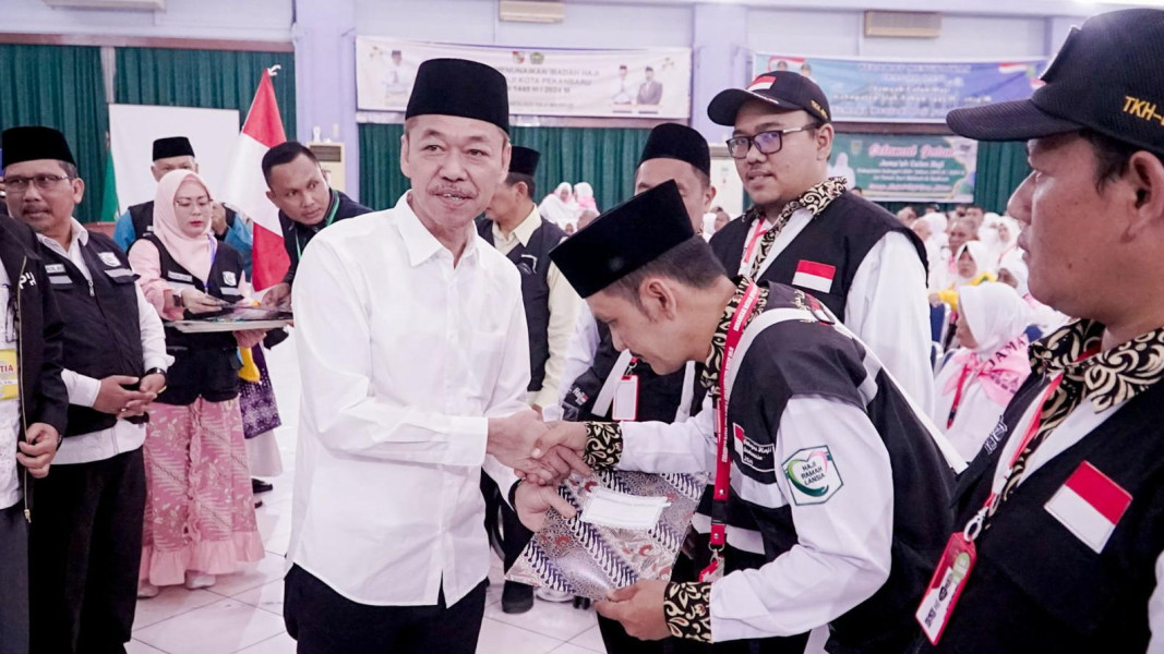 Bupati Rohil Lepas 393 Jemaah Calon Haji Kloter 14 Embarkasi Batam