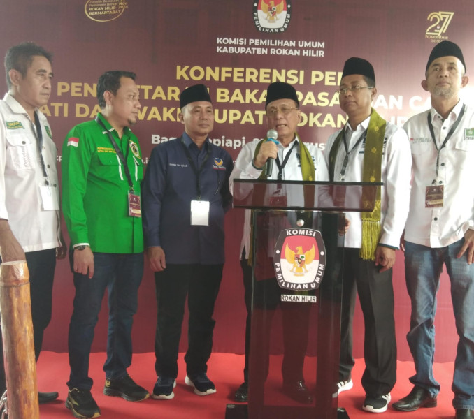 Diantar Partai Koalisi dan Relawan, Paslon Bupati Rokan Hilir Bistamam-Jhony Charles Resmi Daftar ke KPU