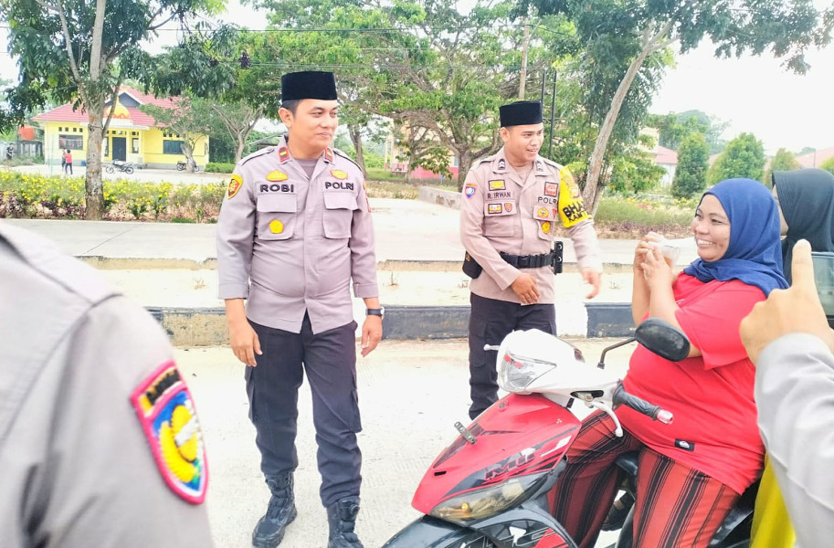Pererat Silaturahmi Bulan Ramadhan, Polsek Batu Hampar Berbagi Takjil ke Masyarakat
