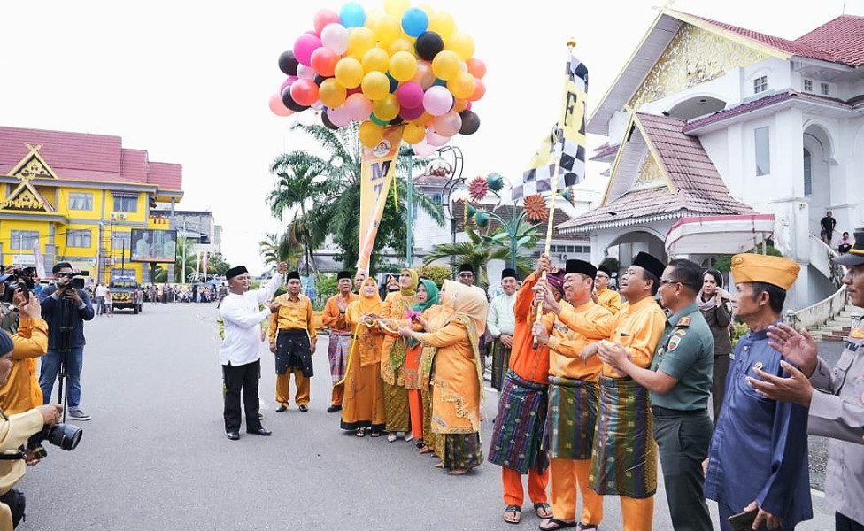Bupati Rohil Afrizal Sintong Lepas Resmi Ribuan Peserta Pawai Ta'aruf MTQ Ke- XVIII Tingkat Kabupaten