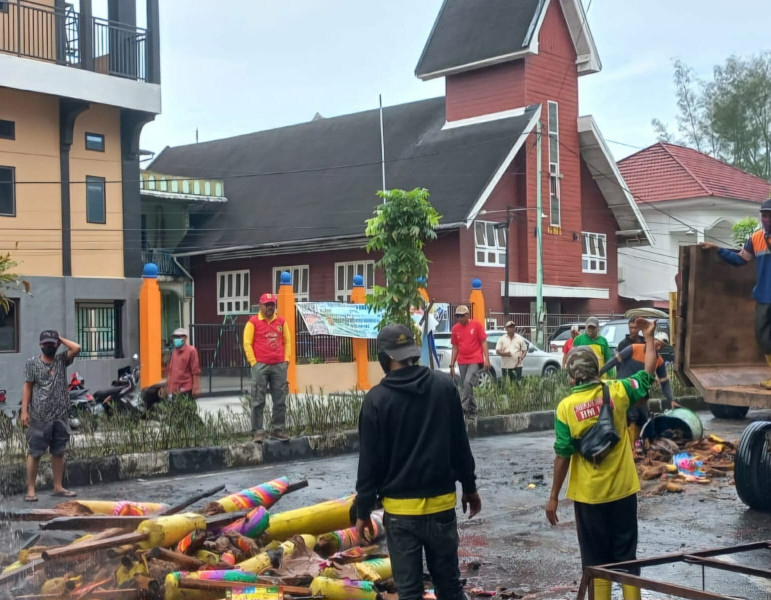 DLH Rokan Hilir Gelar Bersih Bersih Pasca Bakar Tongkang