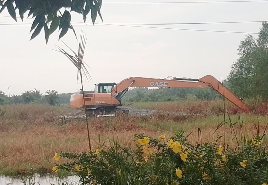 Warga Pertanyakan Transparansi dan Prioritas Proyek Normalisasi Parit di Batu Enam