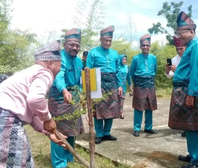HUT Rohil Ke- 26, Wakil Ketua DPRD Basiran Nur Effendi Tanam Pohon Dukung Progam Kapolda Riau