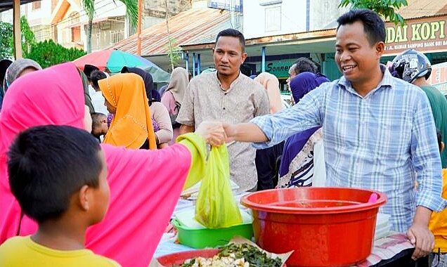 Wabup Rohill H Sulaiman Borong Takjil Lalu Dibagikan Kepada Warga