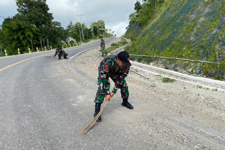Pos Haumeniana Satgas Yonkav 6/Naga Karimata Bersihkan Jalan Poros Perbatasan