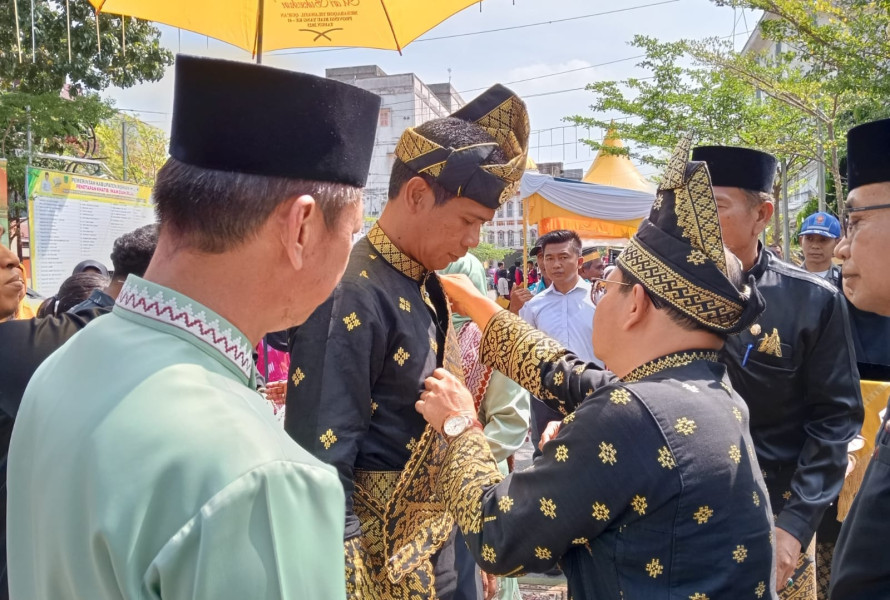 Pemkab Rohil Gelar Acara Adat, Tepung Tawar Sambut Mantan Kajari Samosir
