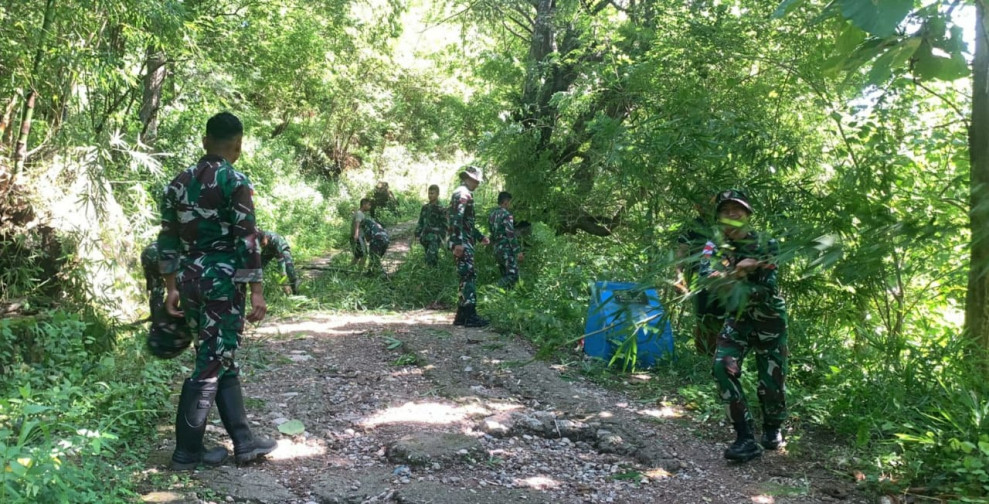 Pos Nino Satgas Yonkav 6/Naga Karimata Berikan Bantuan Untuk Bersihkan Jalan